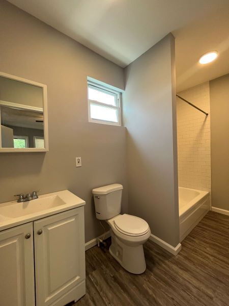 Building Photo - Charming 3 bed/2 bath, plus bonus, close to downtown and campus