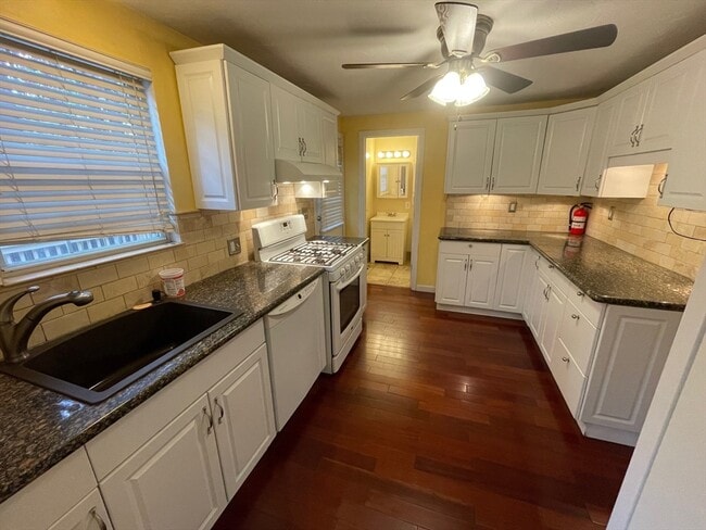 Building Photo - 16 Bowstring Way