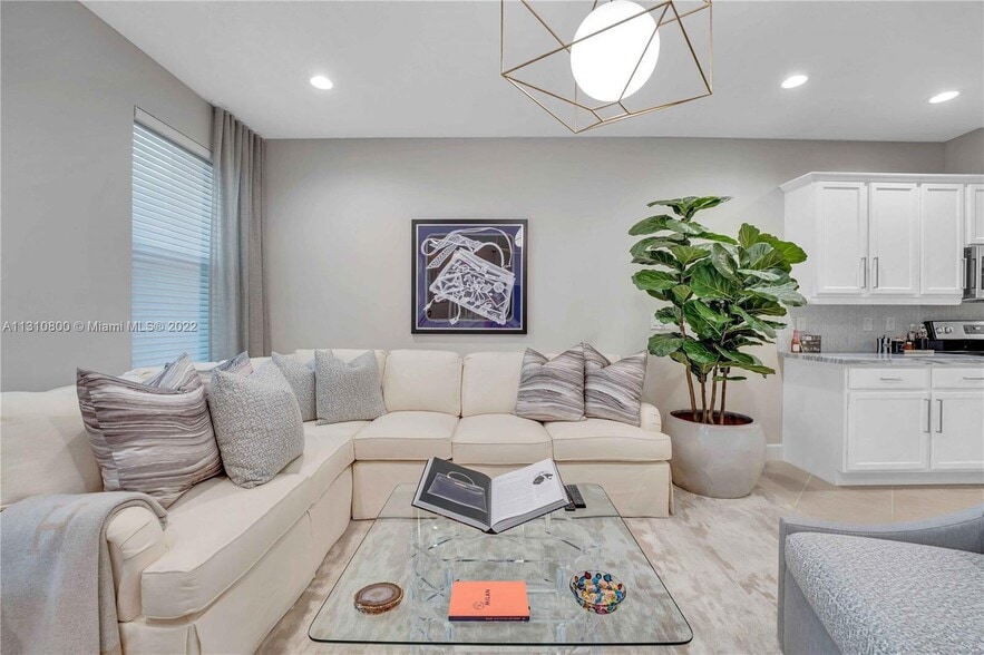 Building Photo - 2957 St Thomas Dr