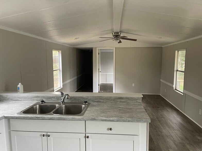 Building Photo - 176 Circle Dr