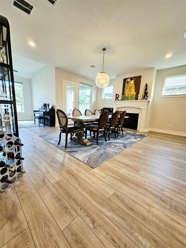 Building Photo - 15822 Pilot Knob Dr