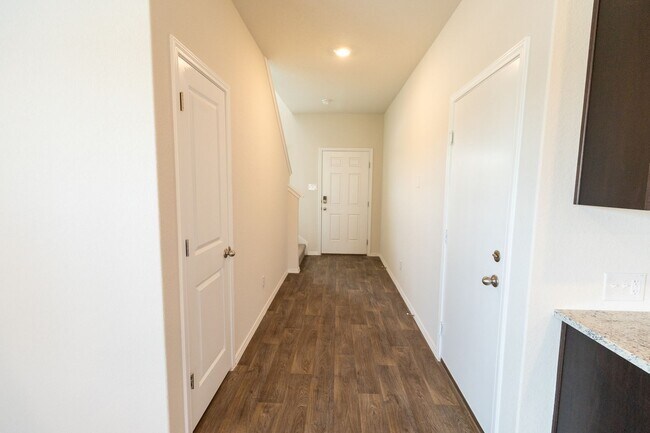 Building Photo - Like New Home, Tons of Space!!!