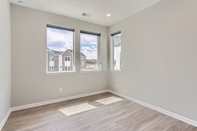 Building Photo - 676 Saddle Dr