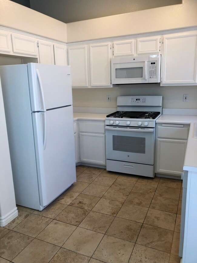 Building Photo - Beautiful Single Story Home