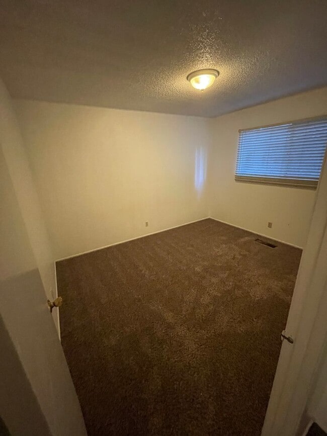 Building Photo - Two story 4 bedroom 2 bath home, Magalia