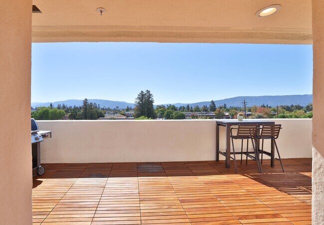 Building Photo - Modern 3-Bedroom Townhome with Rooftop Dec...