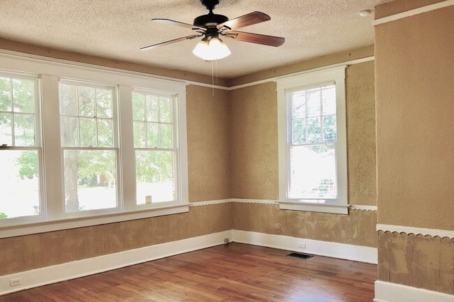 Building Photo - ROMANTIC DETAILS & a Cottage Feel! 3 Bedro...
