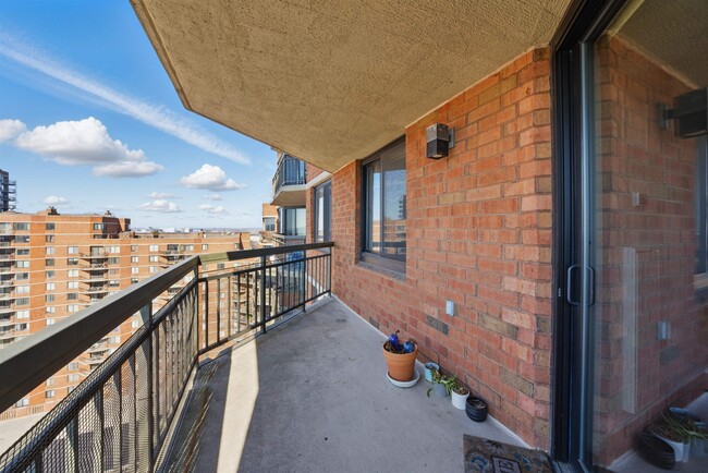 Building Photo - 1508 Harmon Cove Tower