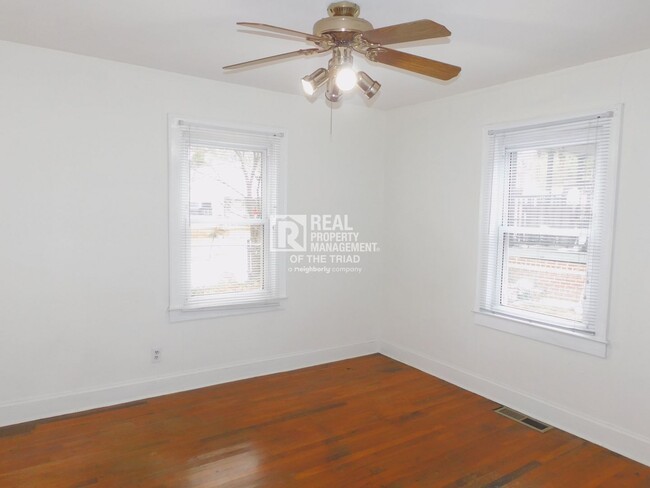 Building Photo - **MOVE IN SPECIAL** Quaint 2 Bed / 1 Bath ...