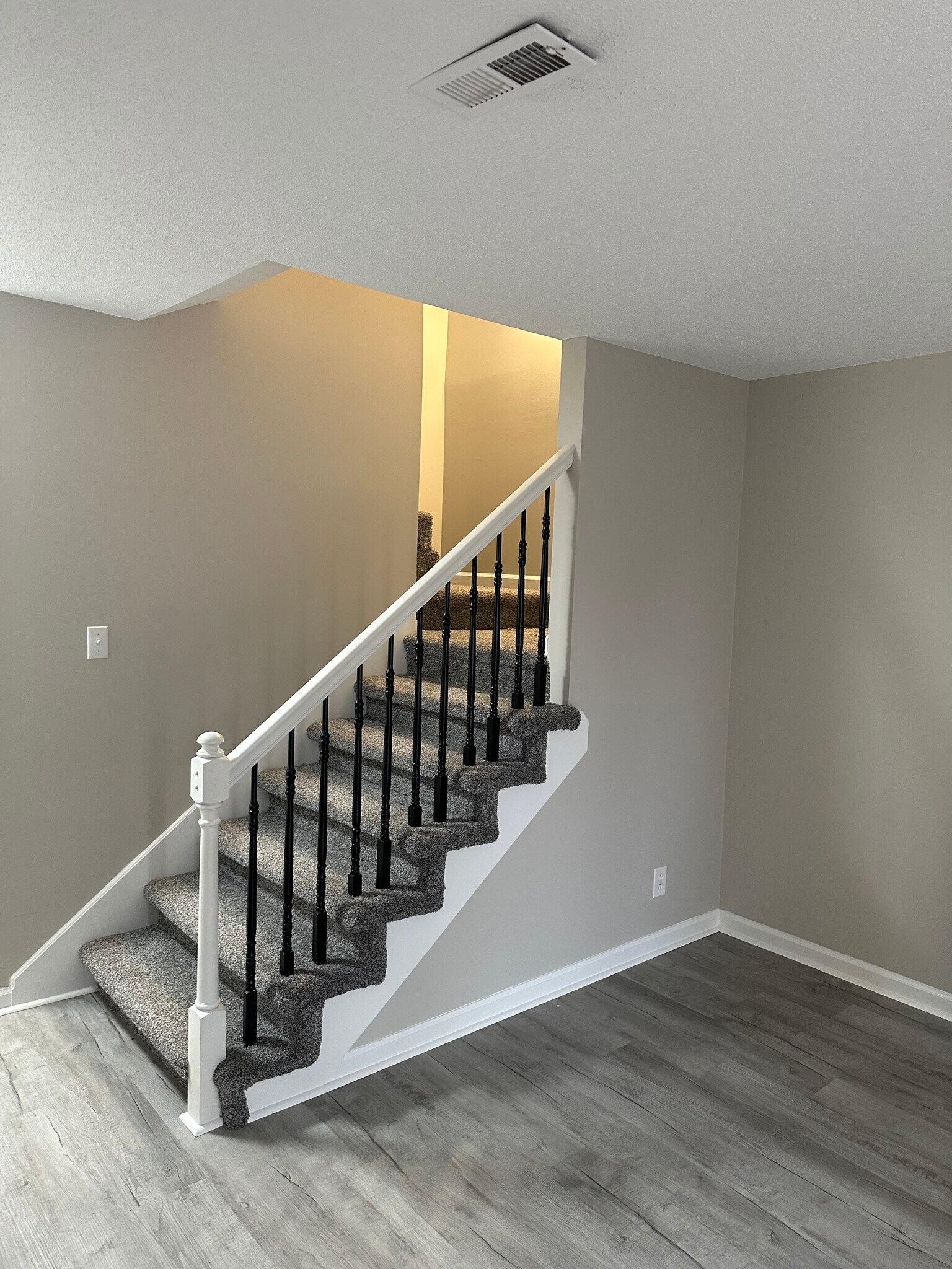 Building Photo - 939 Kingsbury Dr