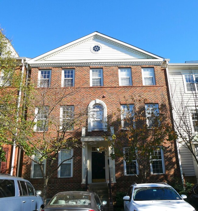 Primary Photo - Amazing Vienna Townhome Condo in A Great L...