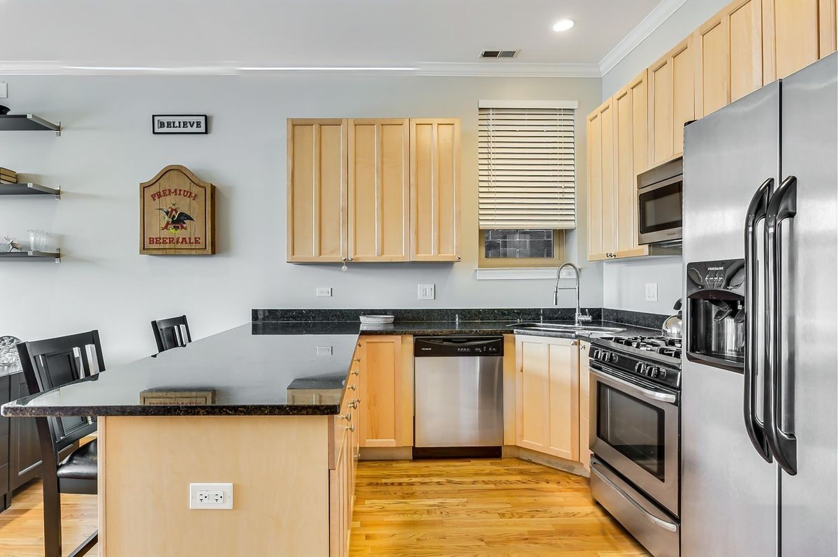 Building Photo - 2740 W Belmont Ave