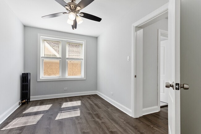 Building Photo - 1521 W Sherwin Ave