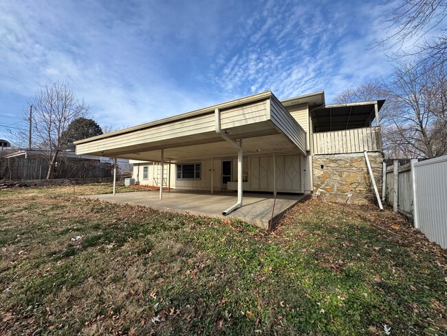 Building Photo - Three Bedroom Home