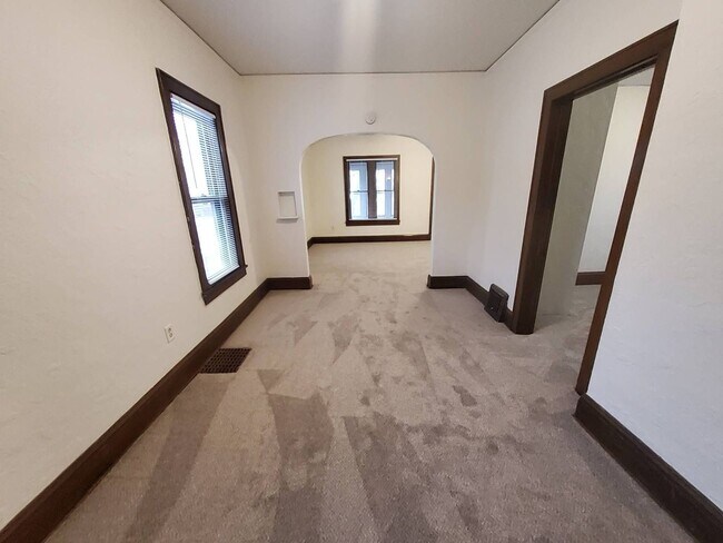 Building Photo - 373 Ahnaip Street