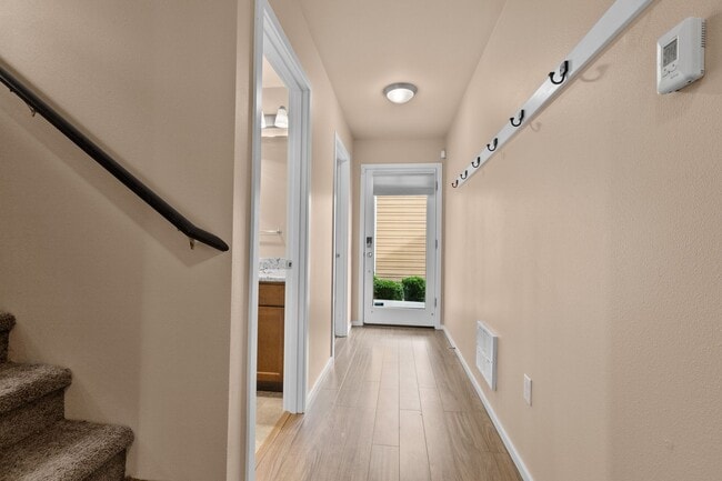 Building Photo - 4Bd/3.5Ba Mountlake Terrace Townhouse