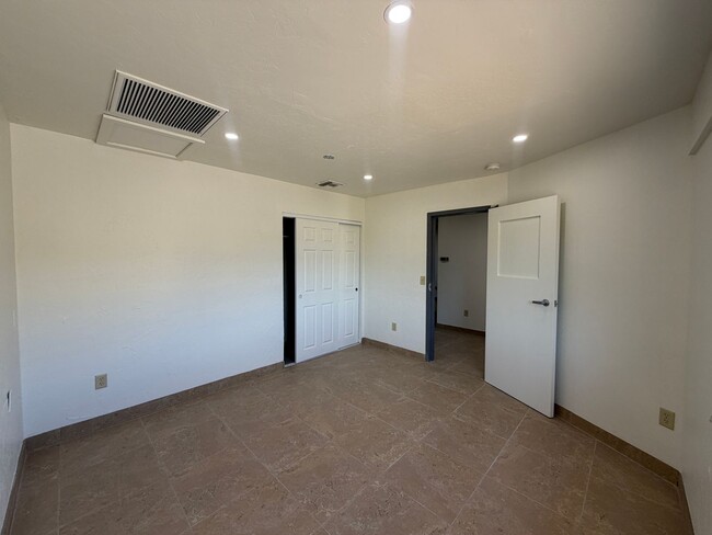 Building Photo - 1741 N 6th Ave