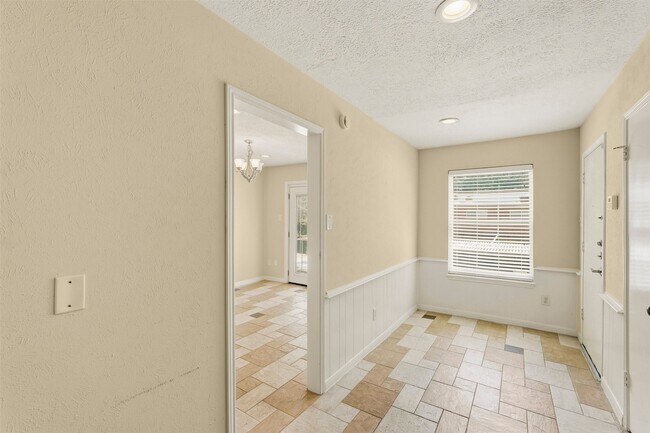 Building Photo - 496 N Post Oak Ln