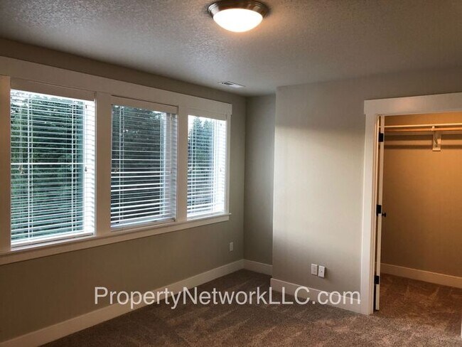 Building Photo - Outstanding Townhouse in Sandy Oregon