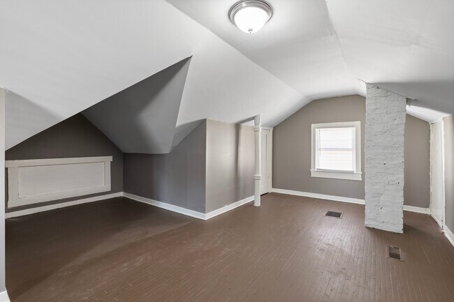 Building Photo - 835 S 38th St