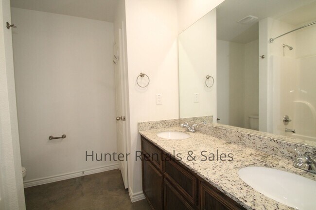 Building Photo - North Killeen 3-Bed Duplex with Modern Tou...