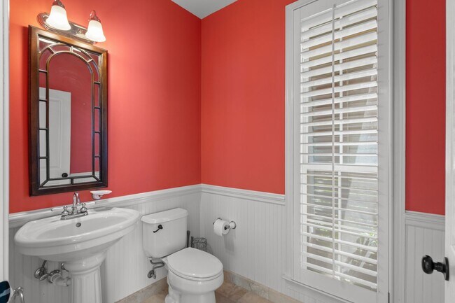 Building Photo - 3 bedroom/ 2.5 bathroom