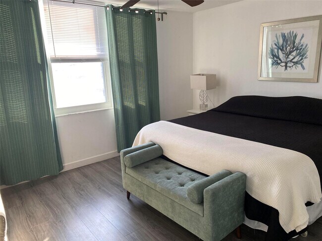 Building Photo - 305 N Pompano Beach Blvd