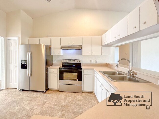 Building Photo - 5557 Beverly Rise Blvd