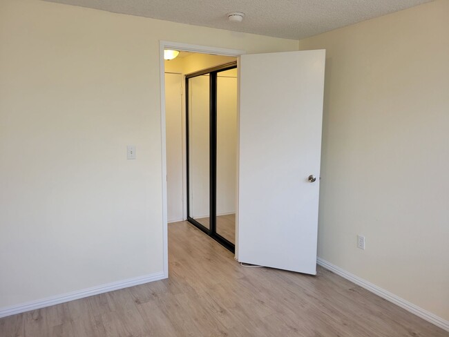 Building Photo - Kulanui Hale - 1 bedroom, 1 bath Unit w/ 1...