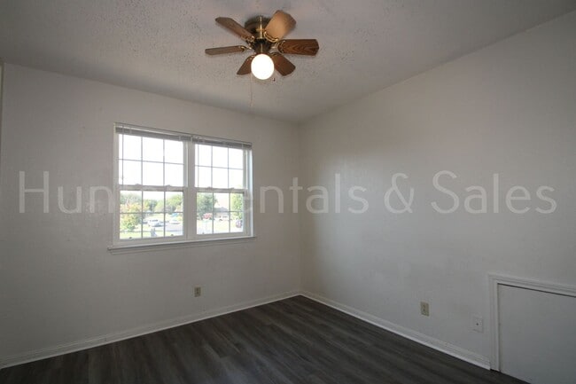 Building Photo - Two Story Willowsprings Home