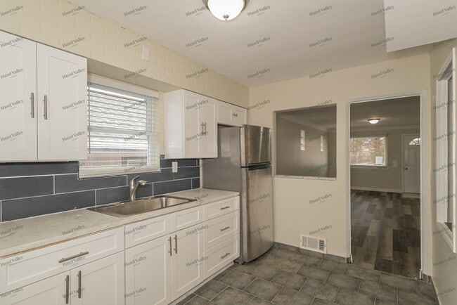 Building Photo - 6926 Greenway Ave