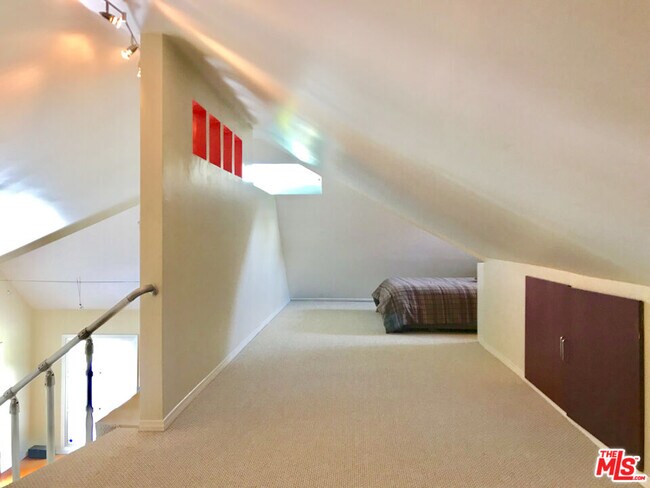 Building Photo - 1153 N Poinsettia Pl