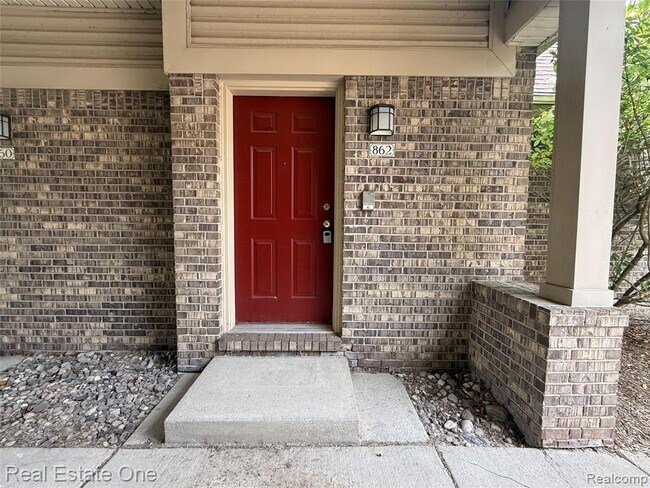 Building Photo - 862 Brandon Ave