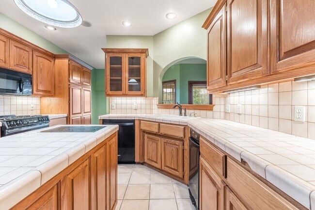 Building Photo - Beautiful spacious 3 bedroom home with a p...