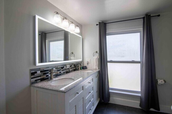 Building Photo - 915 3rd St