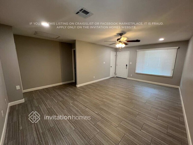 Building Photo - 2461 E Manhatton Dr