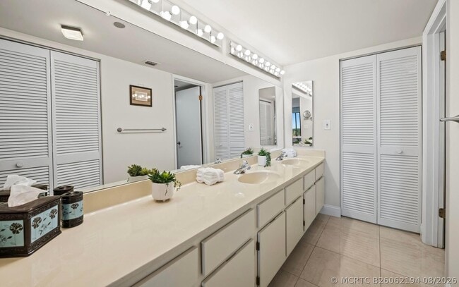 Building Photo - 3420 S Ocean Blvd