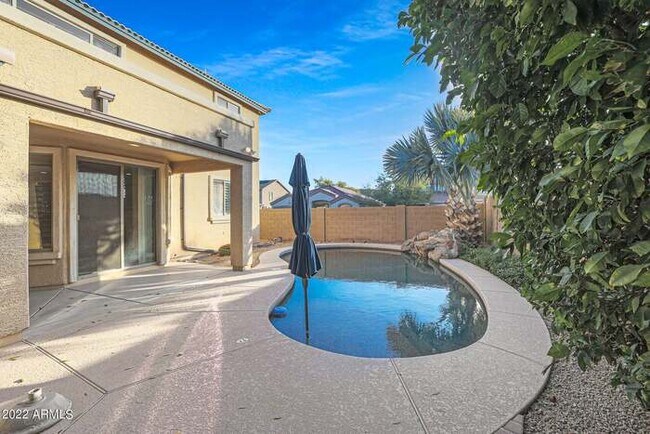 Building Photo - Beautiful 5 bedroom w/pool!
