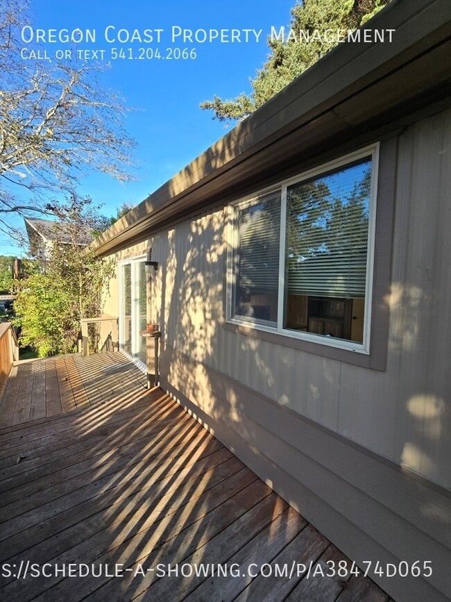 Building Photo - 2bed/2bath w/new vinyl flooring