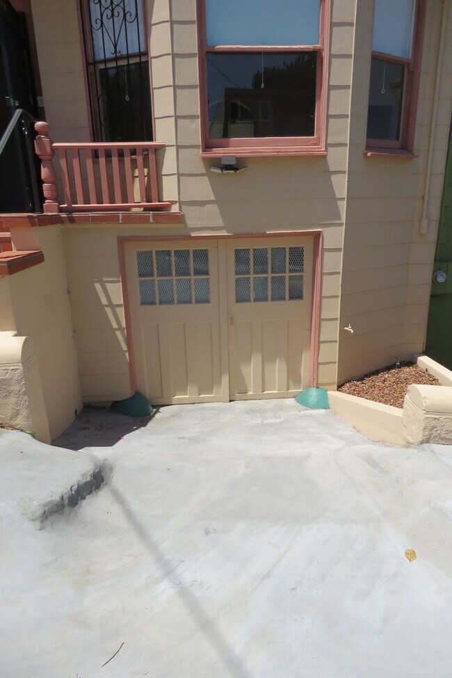 Building Photo - Noe Valley House - 3 beds-1.5 baths - VIEW - garage
