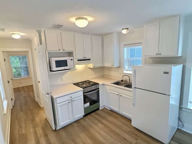 Building Photo - Charming Coastal Cottage in the Heart of D...