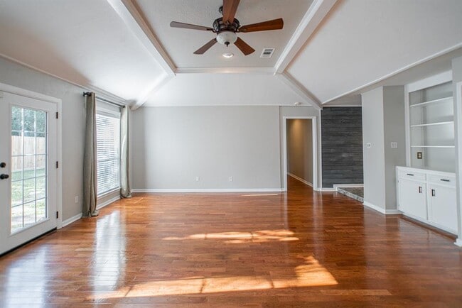 Building Photo - 19 Lancelot Ln