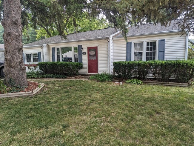 Primary Photo - 1104 S Mattis Ave