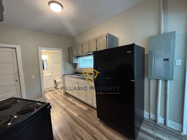 Building Photo - Renovated, 3 Bedroom Near Indy Motor Speedway Home Available NOW!