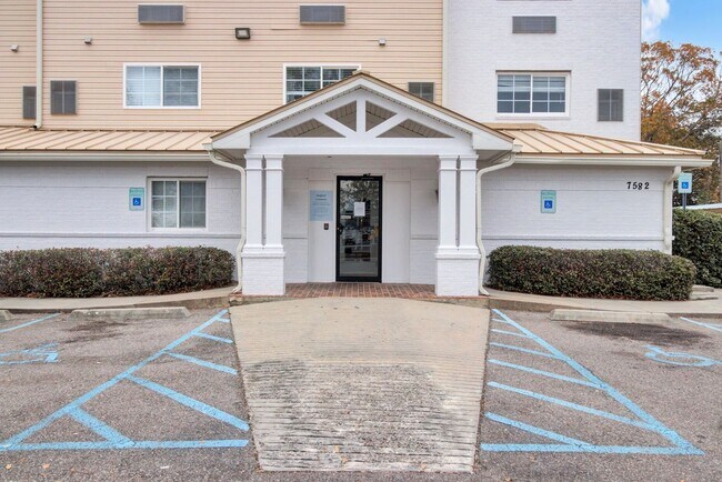 Building Photo - FIRST MONTH FREE- STUDIO APT- Available 1/1/2026