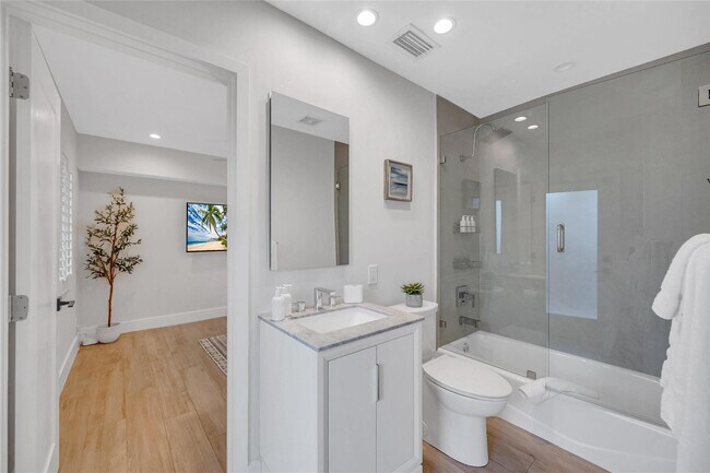 Building Photo - 1606 NE 18th Ave