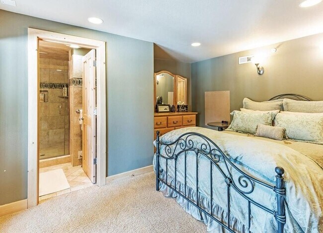 Building Photo - Charming Mountain Home