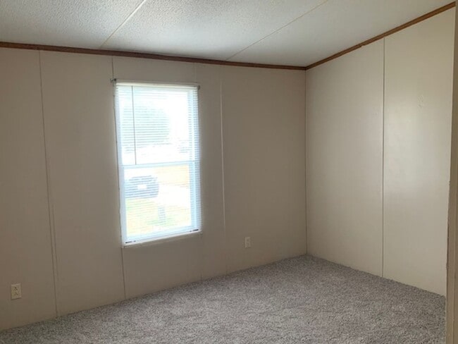 Building Photo - Available Now! 3 bed 2 bathroom