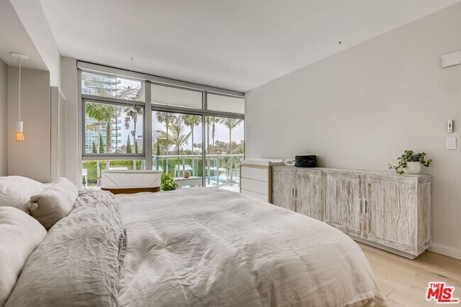 Building Photo - 13700 Marina Pointe Dr