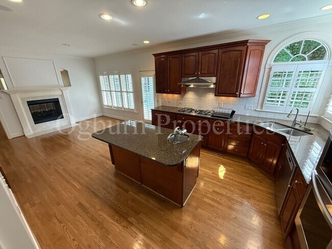 Building Photo - 4BR/2BA/2-0.5BA Custom Home in Greenbrier Farm!